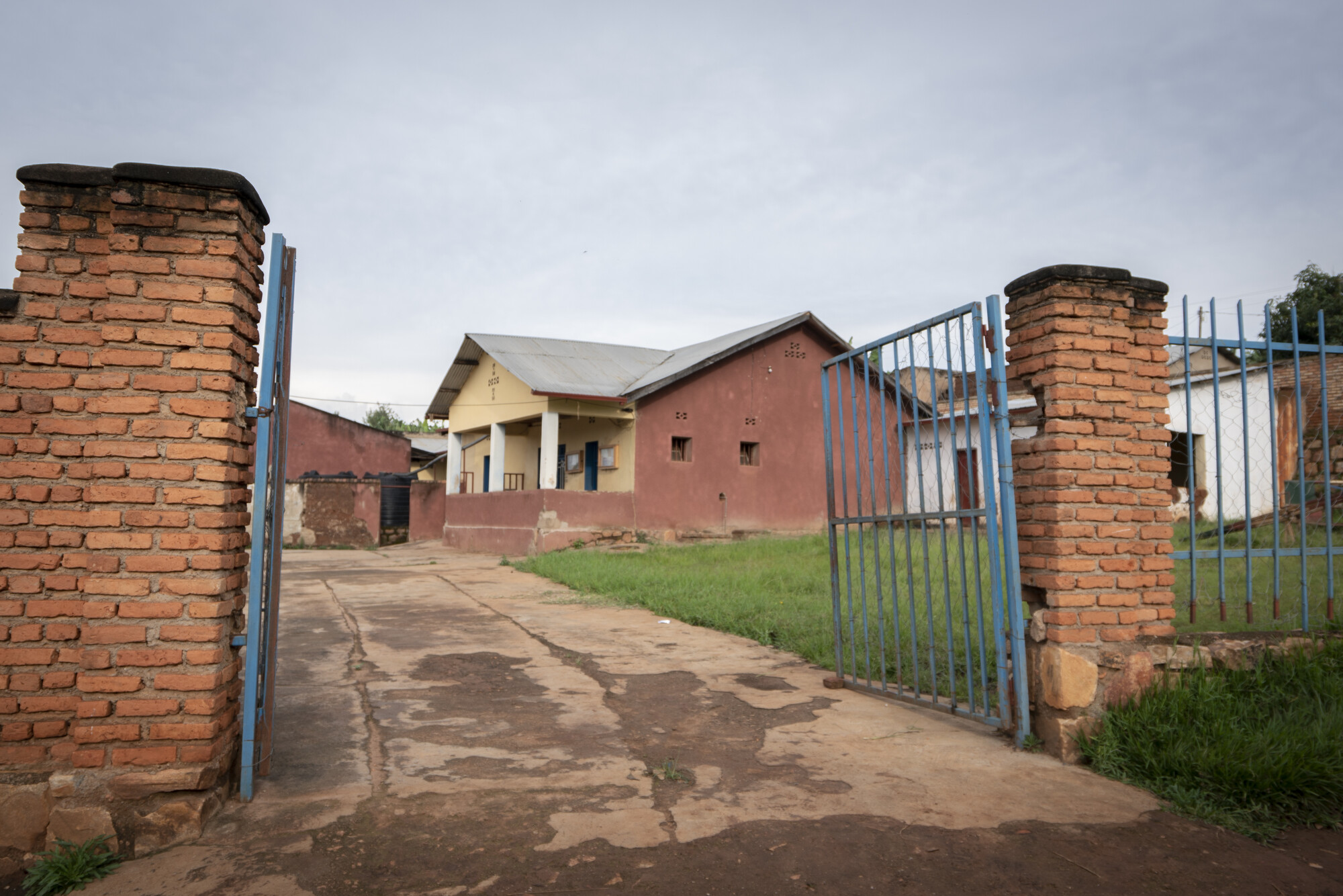 A view of a single storey residential building in Rwanda from outside the gates