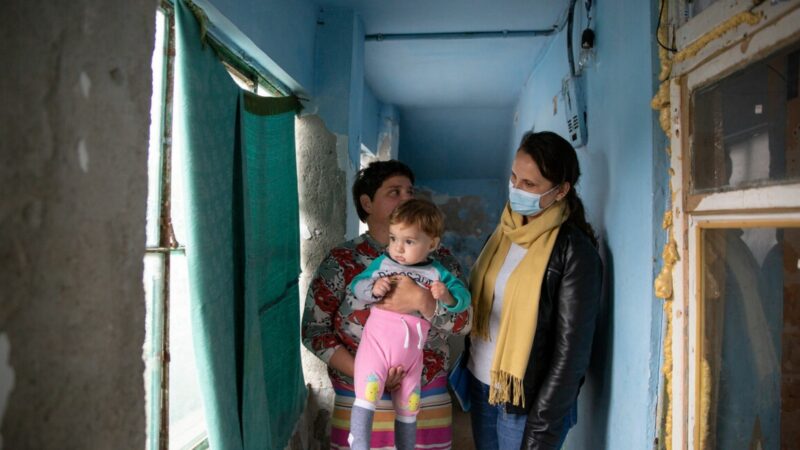 Andreea talks with Ioana Petrică and her baby in the corridor of her house