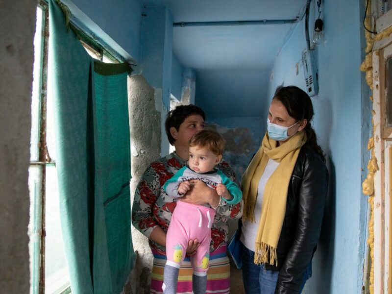 Andreea talks with Ioana Petrică and her baby in the corridor of her house