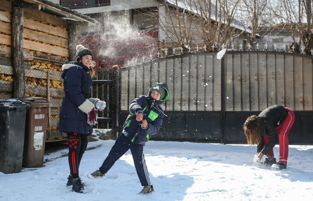 Nelu throwing a snowball